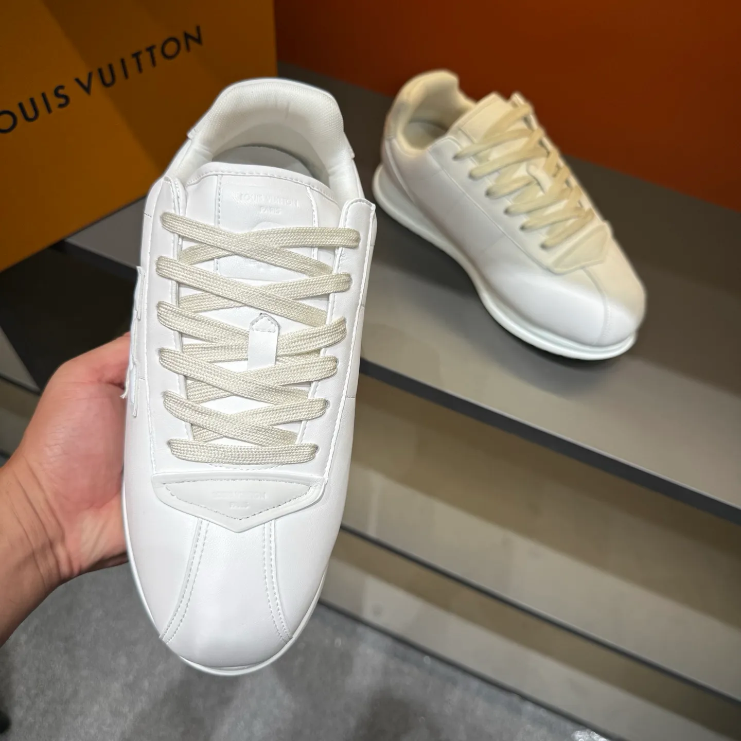 P540 Size 38-45 LV 🫏The colorful interpretation of BUTTERSOFT sneakers combines sheepskin, The colorful interpretation of LV BUTTERSOFT sneakers combines sheepskin and calfskin, bringing a super soft feel. Designed by Pharrell Williams, this '60s-inspired shoe features a padded upper that's been crafted by Louis Vuitton craftsmen to further enhance the comfort of the leather. In addition to the LV initials, it features multiple signatures, including natural leather trim and an embossed pattern of Pharrell Williams and lobster on the side, referencing the Fall/Winter 2025 men’s show. A must-have artifact for fashionistas✅